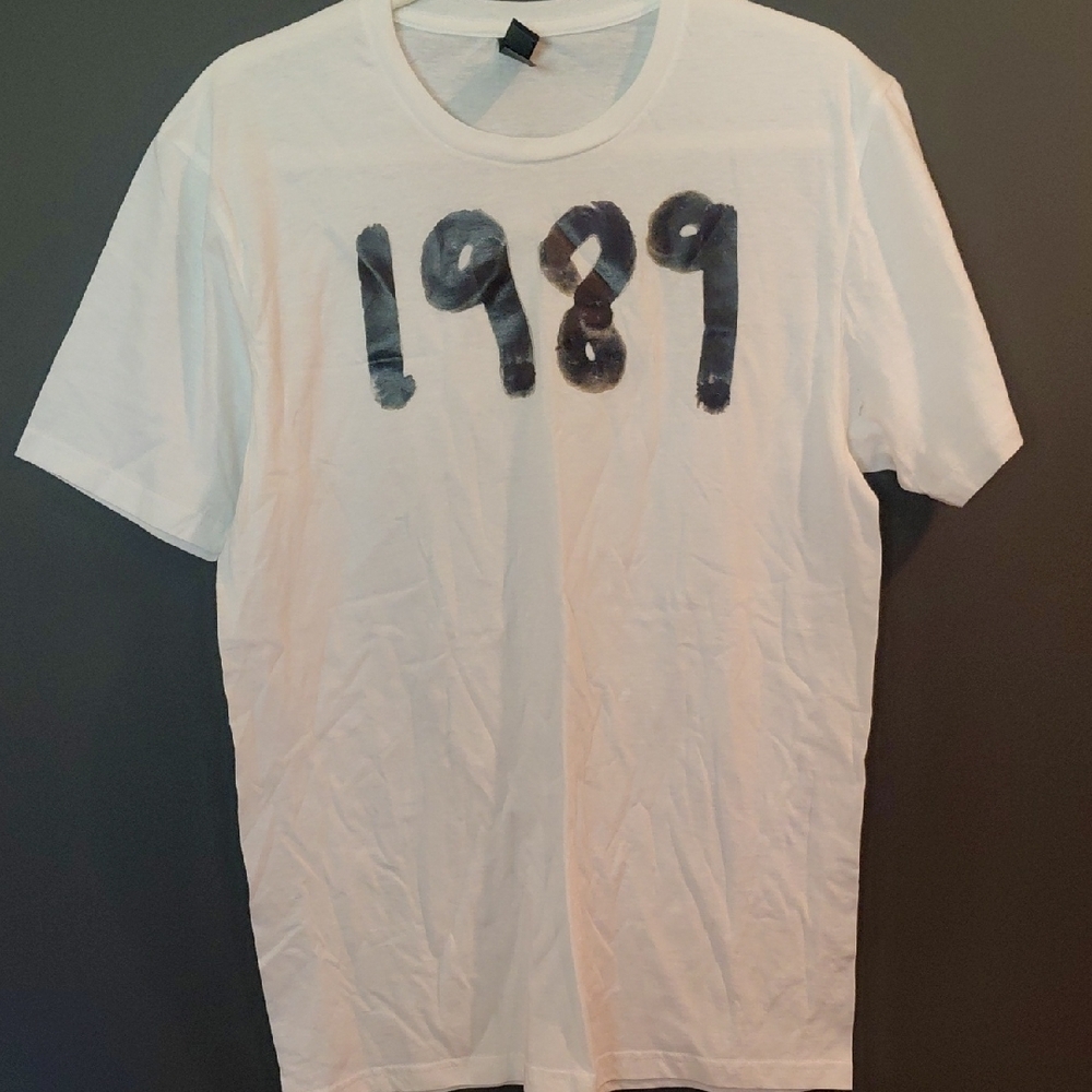 Taylor Swift 1969 medium NWOT medium tee - Picture 1 of 2